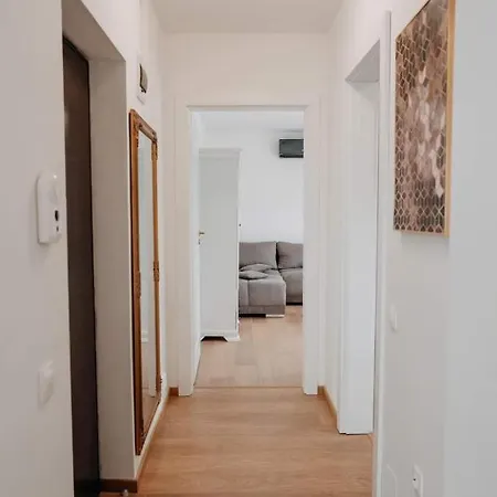Apartamentul 2 *